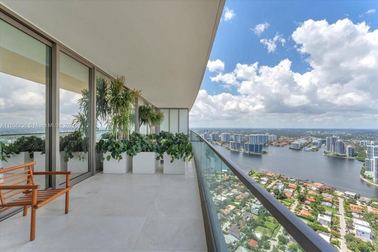 18975 Collins Ave, Unit 5302+Caban, Sunny Isles Beach, FL 33160 Photo