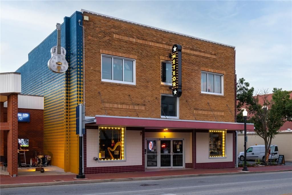 128 W Central Avenue, Bentonville, AR 72712 Main Photo