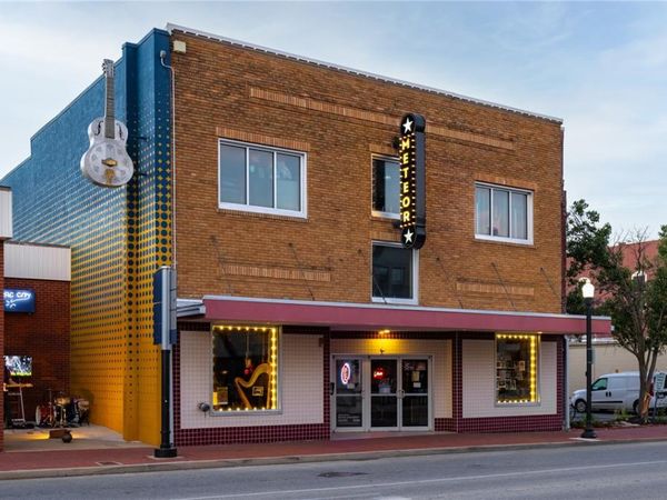 128 W Central Avenue, Bentonville, AR 72712