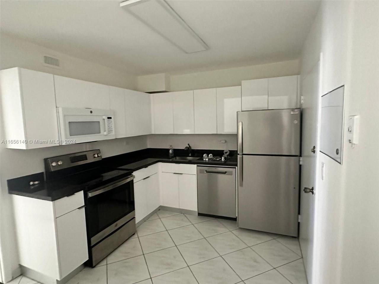 5555 Collins Ave, Unit 8Z, Miami Beach, FL 33140 Photo