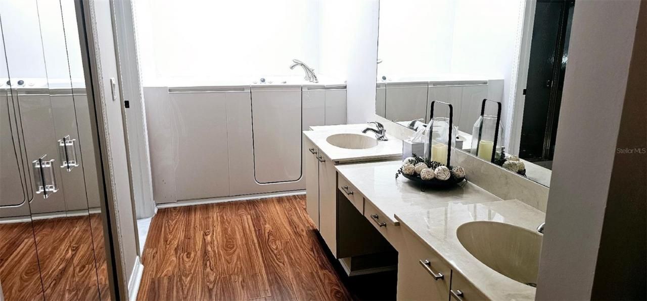 4026 Lyndhurst Court, Unit 13, Sarasota, FL 34235 Photo
