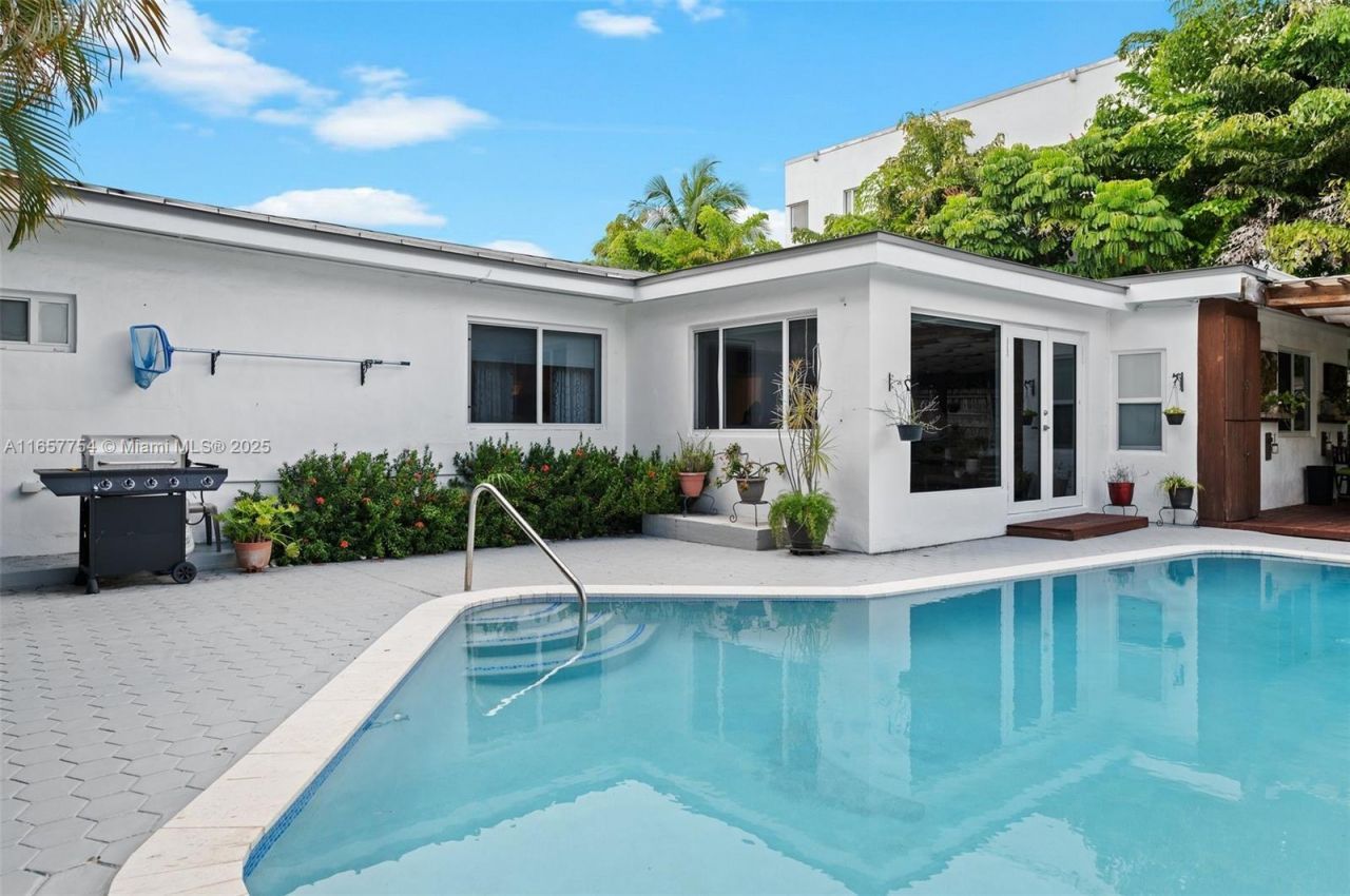 3551 E Glencoe St, Miami, FL 33133 Photo