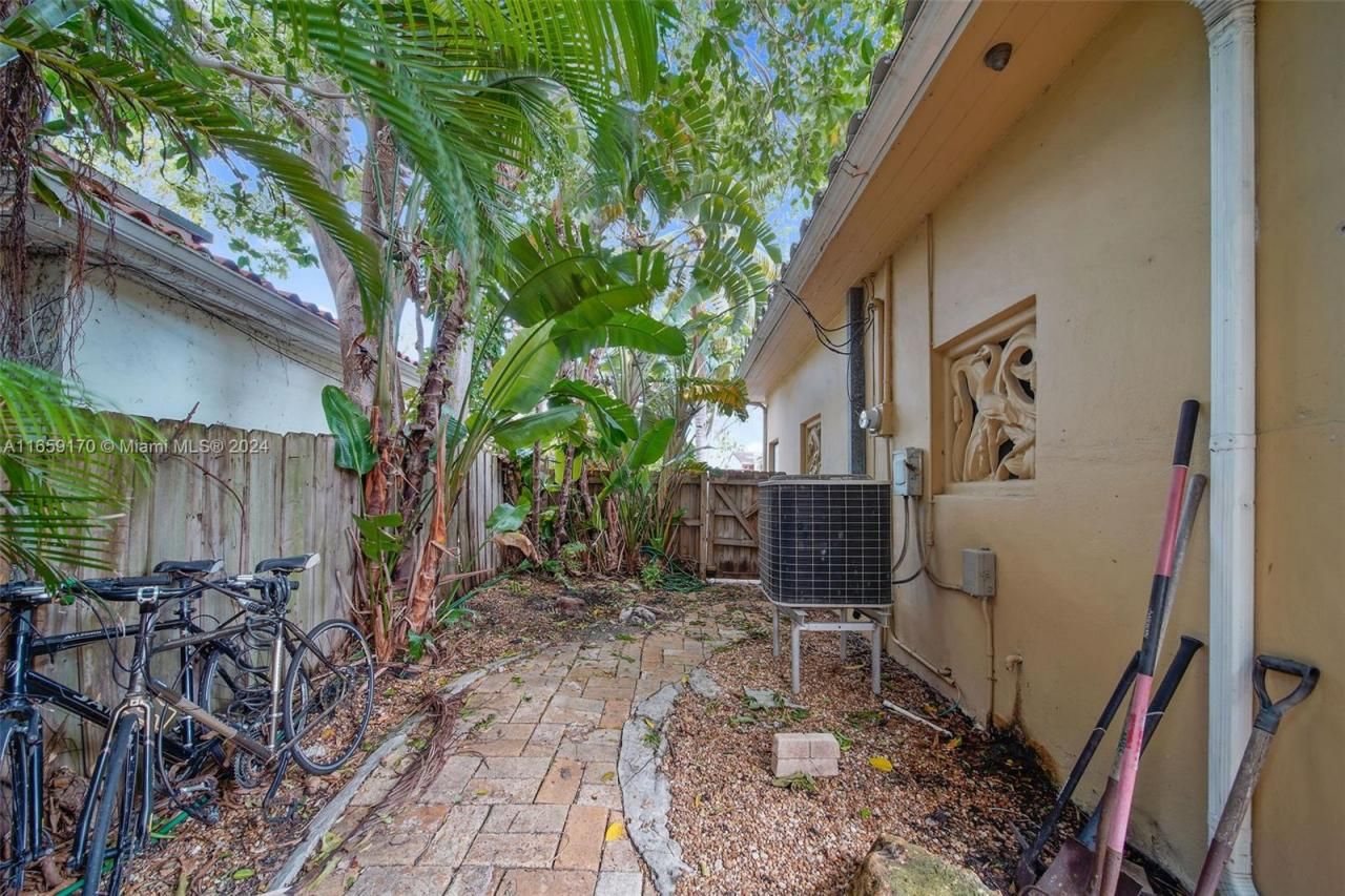 600 93rd St, Surfside, FL 33154 Photo