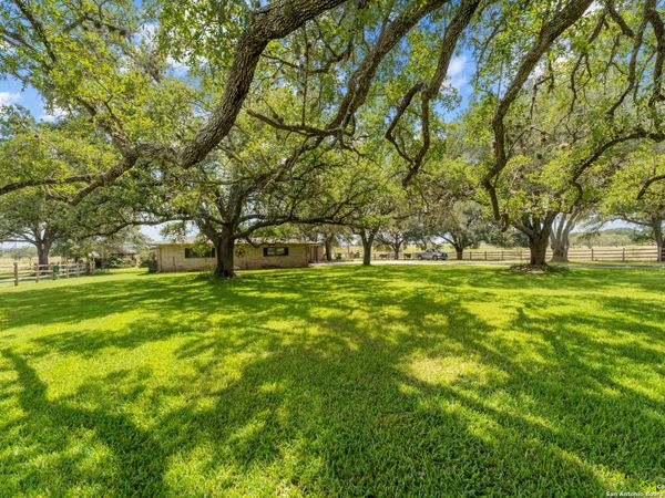 435 PINE MEADOW RD, Seguin, TX 78155