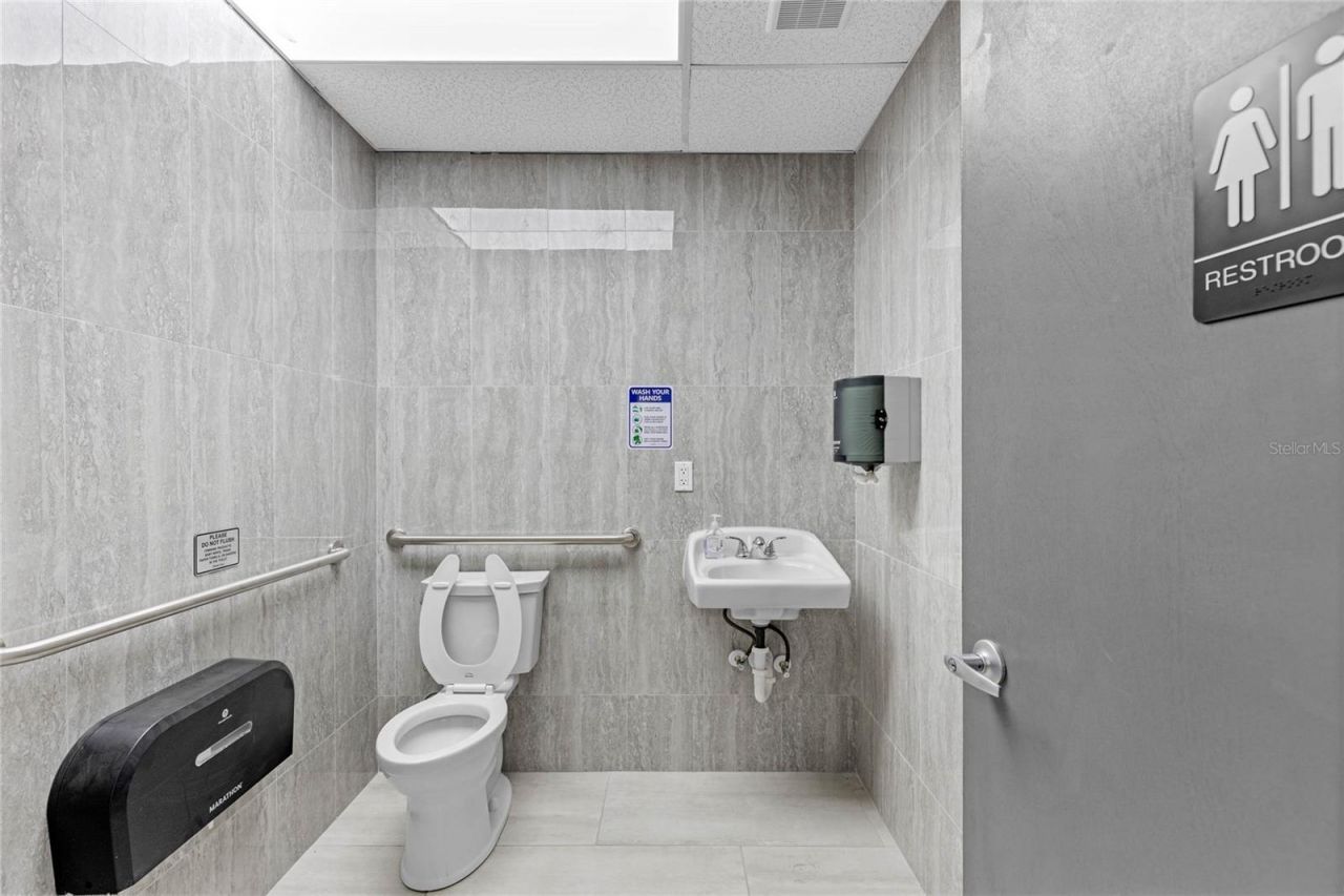 901 N Grove St  / Sr 19, Eustis, FL 32726 Photo