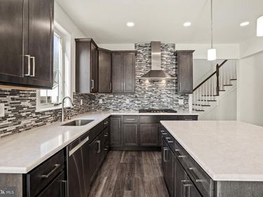 33 KAY CHIARELLO WAY, HAMILTON, NJ 08690