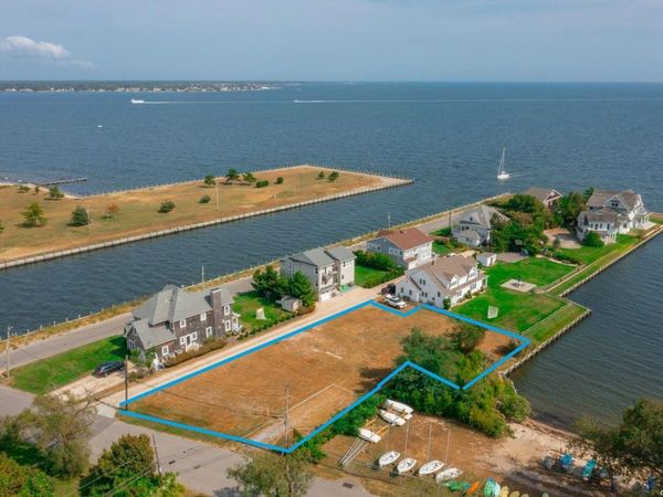 17 S Bay Court, Brightwaters, NY 11718