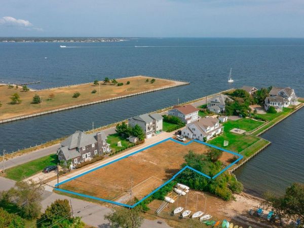 17 S Bay Court, Brightwaters, NY 11718