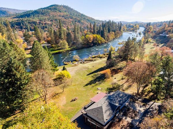 7266 Rogue River Drive, Shady Cove, OR 97539