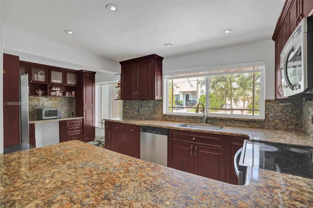 1910 N Hibiscus Dr, North Miami, FL 33181 Photo