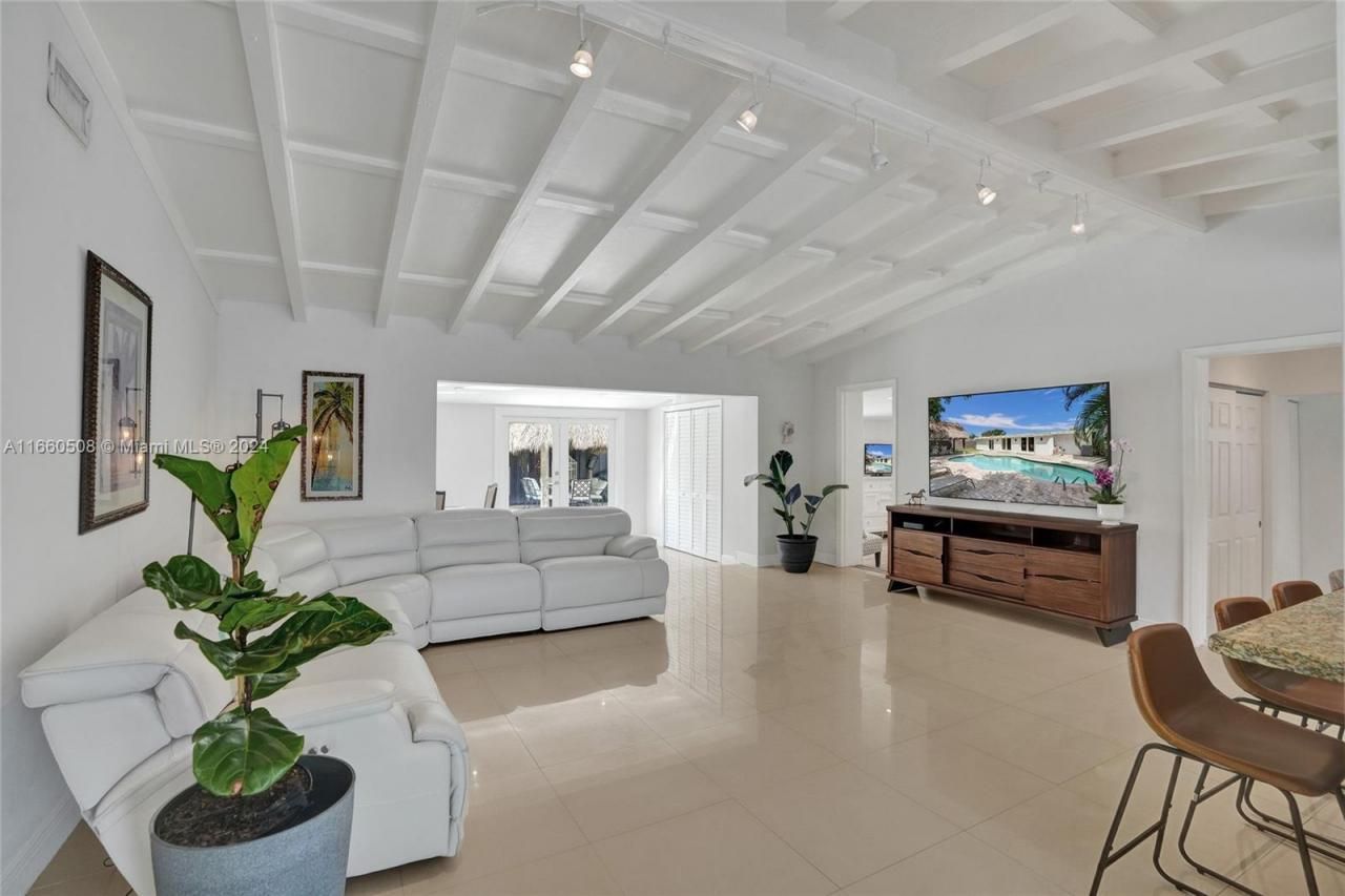 1910 N Hibiscus Dr, North Miami, FL 33181 Photo