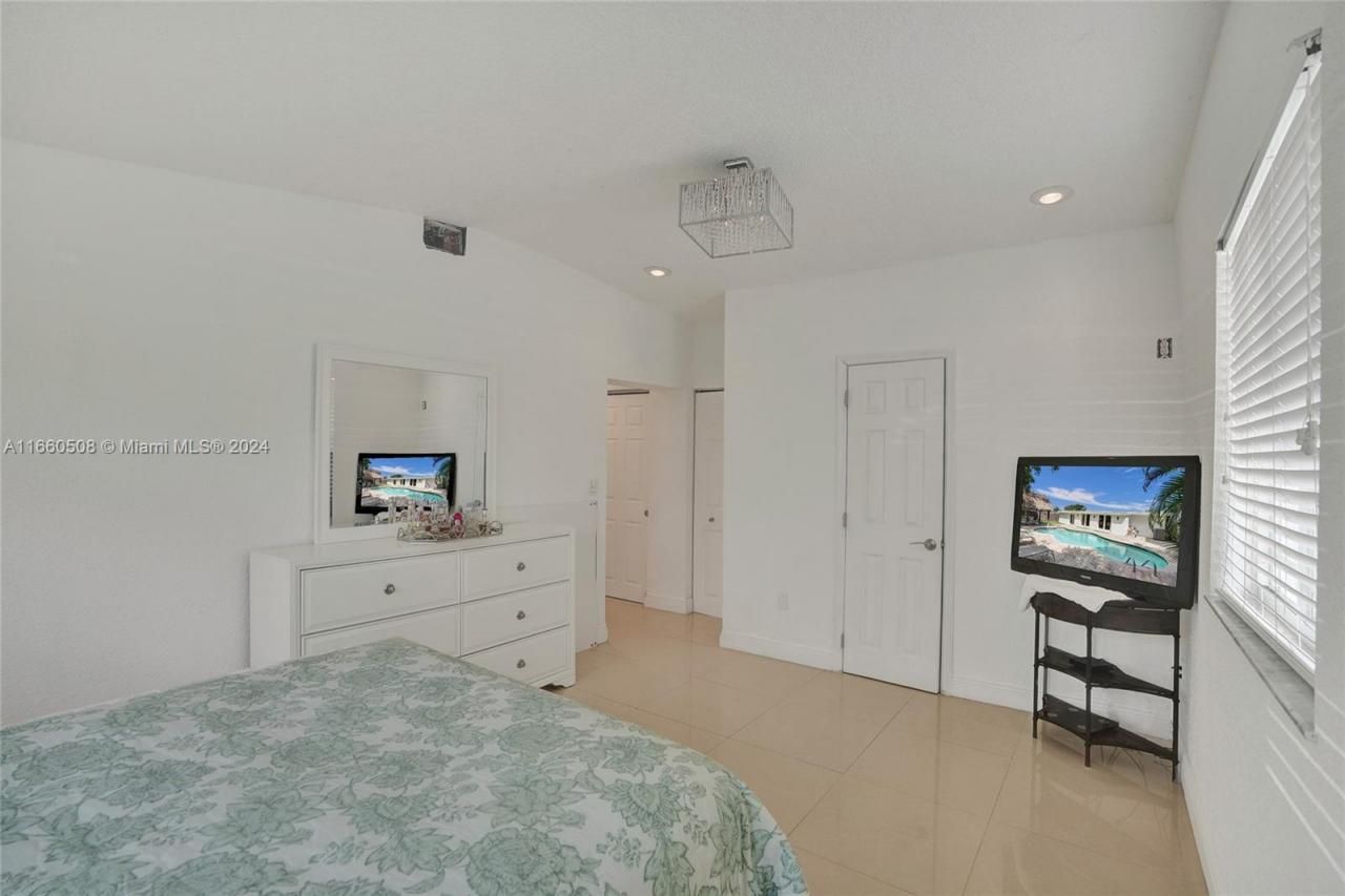 1910 N Hibiscus Dr, North Miami, FL 33181 Photo