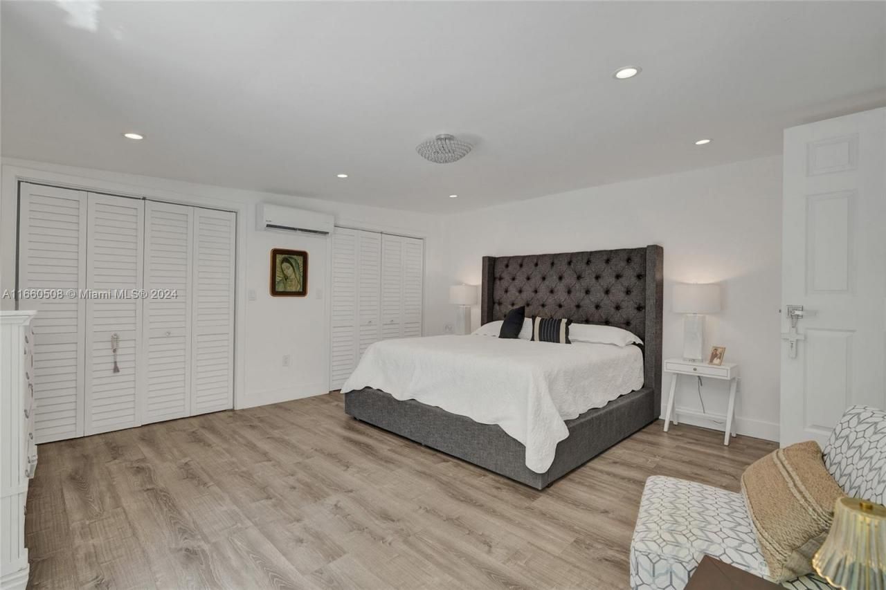 1910 N Hibiscus Dr, North Miami, FL 33181 Photo