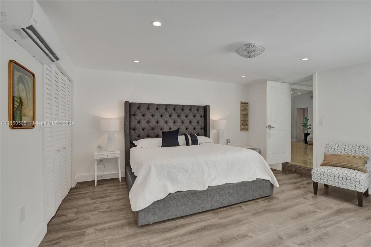 1910 N Hibiscus Dr, North Miami, FL 33181 Photo