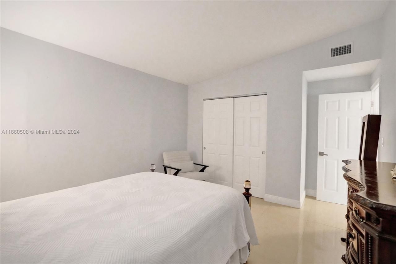 1910 N Hibiscus Dr, North Miami, FL 33181 Photo