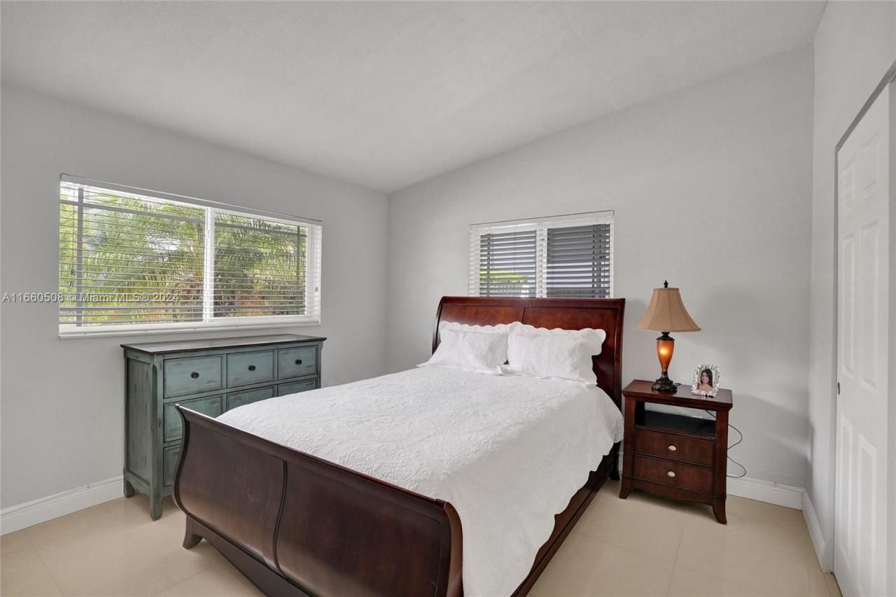 1910 N Hibiscus Dr, North Miami, FL 33181 Photo