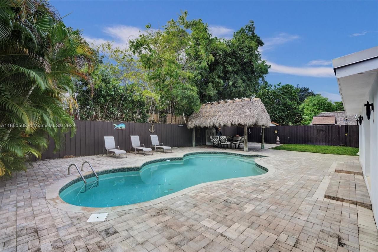 1910 N Hibiscus Dr, North Miami, FL 33181 Photo