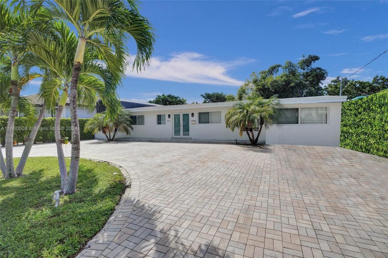 1910 N Hibiscus Dr, North Miami, FL 33181 Photo