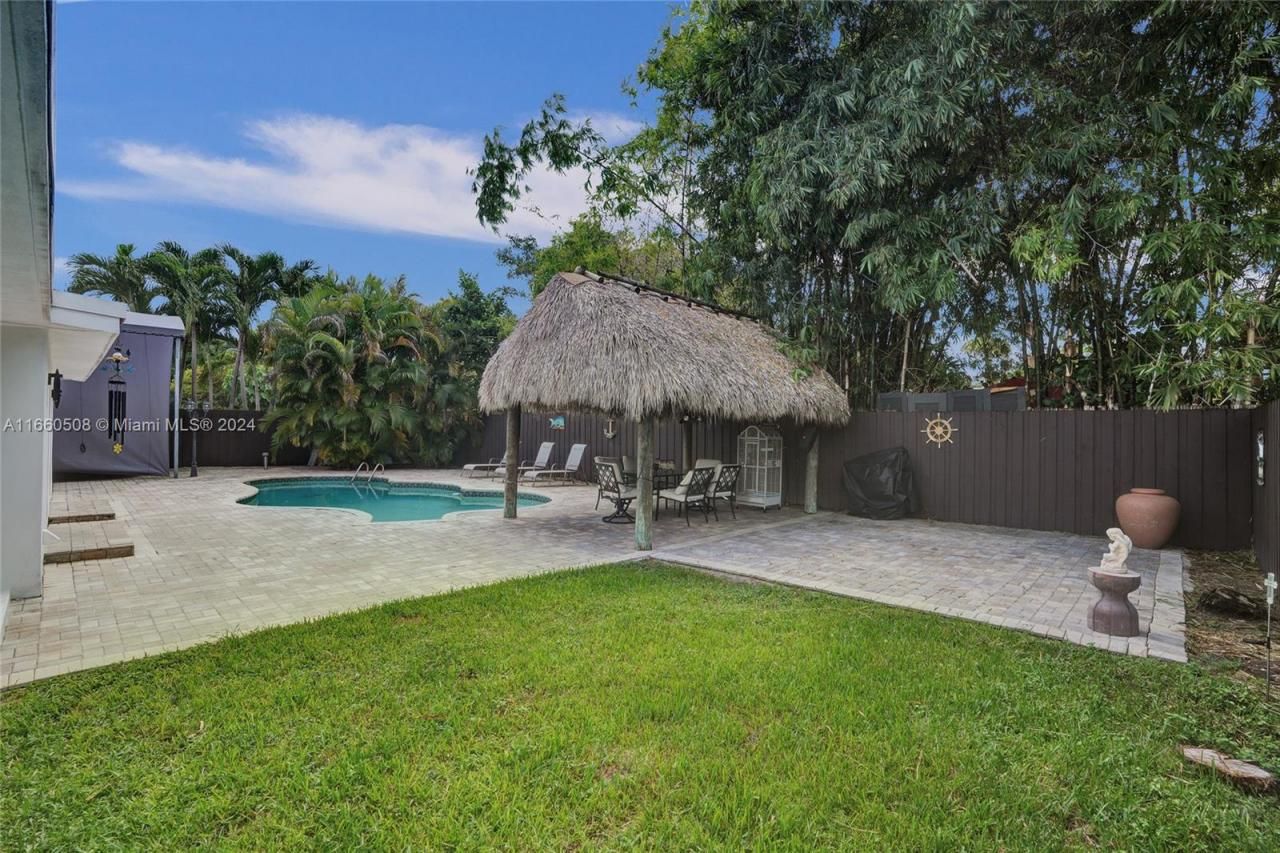 1910 N Hibiscus Dr, North Miami, FL 33181 Photo