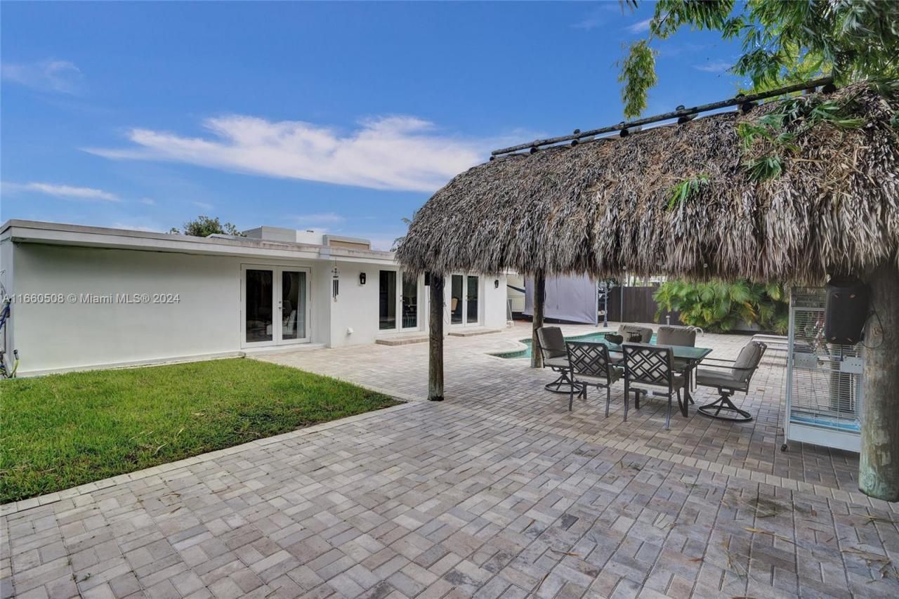 1910 N Hibiscus Dr, North Miami, FL 33181 Photo