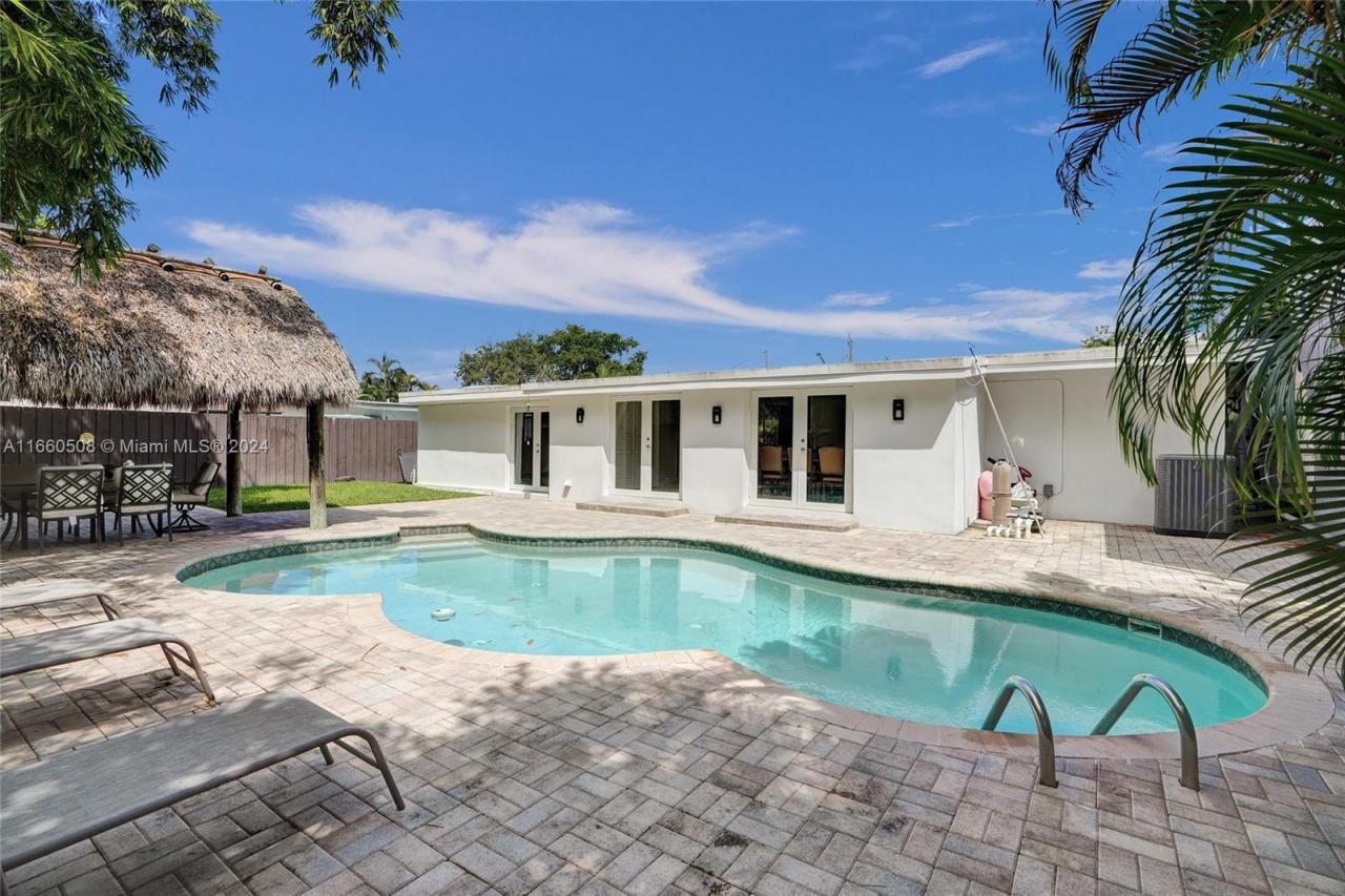 1910 N Hibiscus Dr, North Miami, FL 33181 Photo