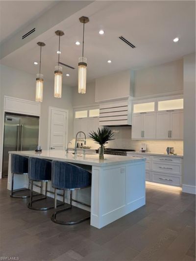 569 Neapolitan Way, Naples, FL 34103 Photo