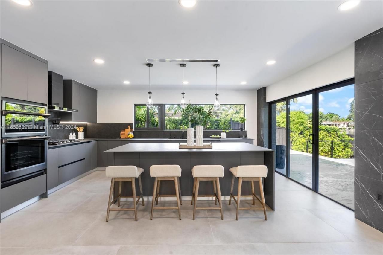 2261 NE 192nd St, Miami, FL 33180 Photo