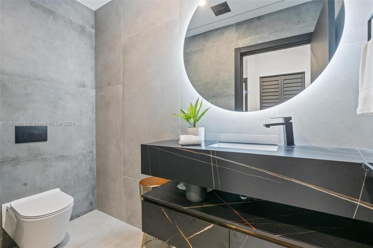 2261 NE 192nd St, Miami, FL 33180 Photo