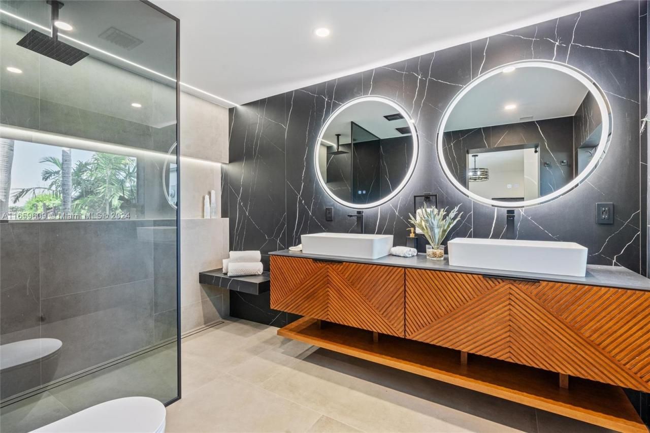 2261 NE 192nd St, Miami, FL 33180 Photo