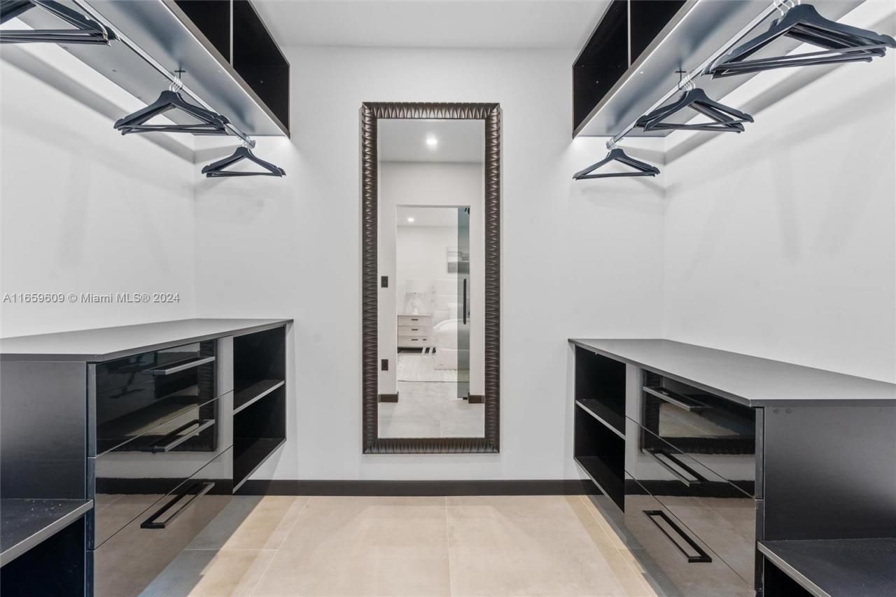 2261 NE 192nd St, Miami, FL 33180 Photo