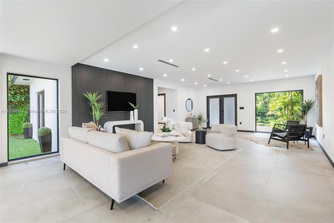 2261 NE 192nd St, Miami, FL 33180 Photo