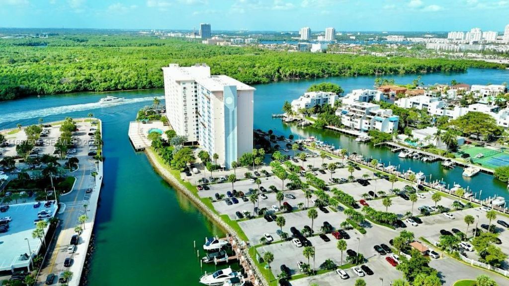 400 Kings Point Dr, Unit 328, Sunny Isles Beach, FL 33160 Photo