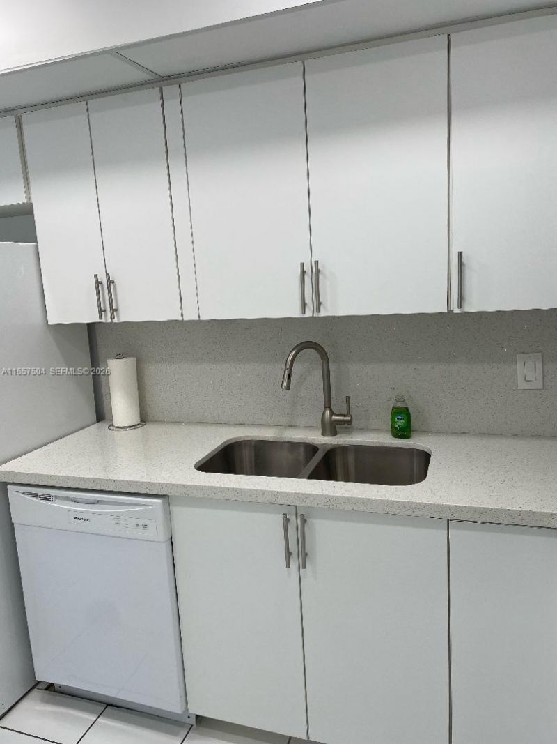 400 Kings Point Dr, Unit 328, Sunny Isles Beach, FL 33160 Photo