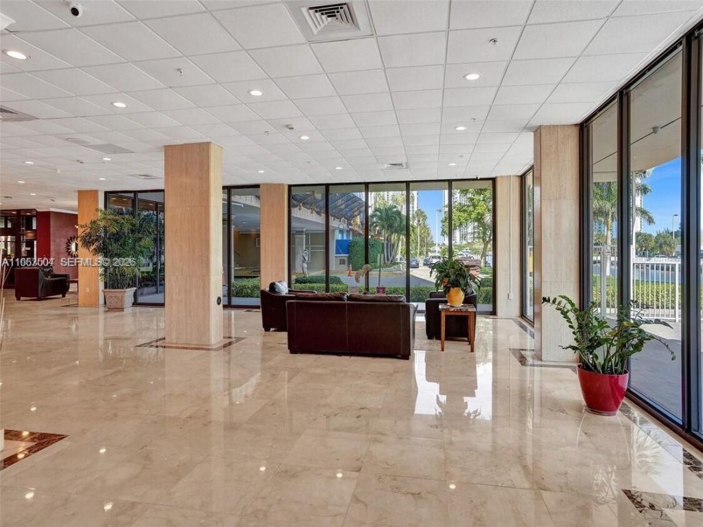 400 Kings Point Dr, Unit 328, Sunny Isles Beach, FL 33160 Photo