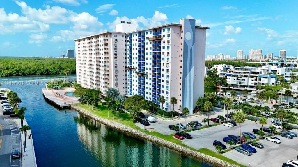 400 Kings Point Dr, Unit 328, Sunny Isles Beach, FL 33160 Photo