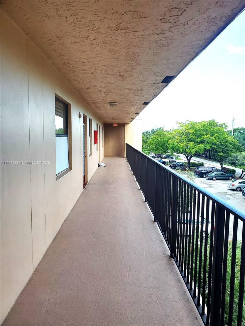 2941 N Nob Hill Rd, Unit 301, Sunrise, FL 33322 Photo