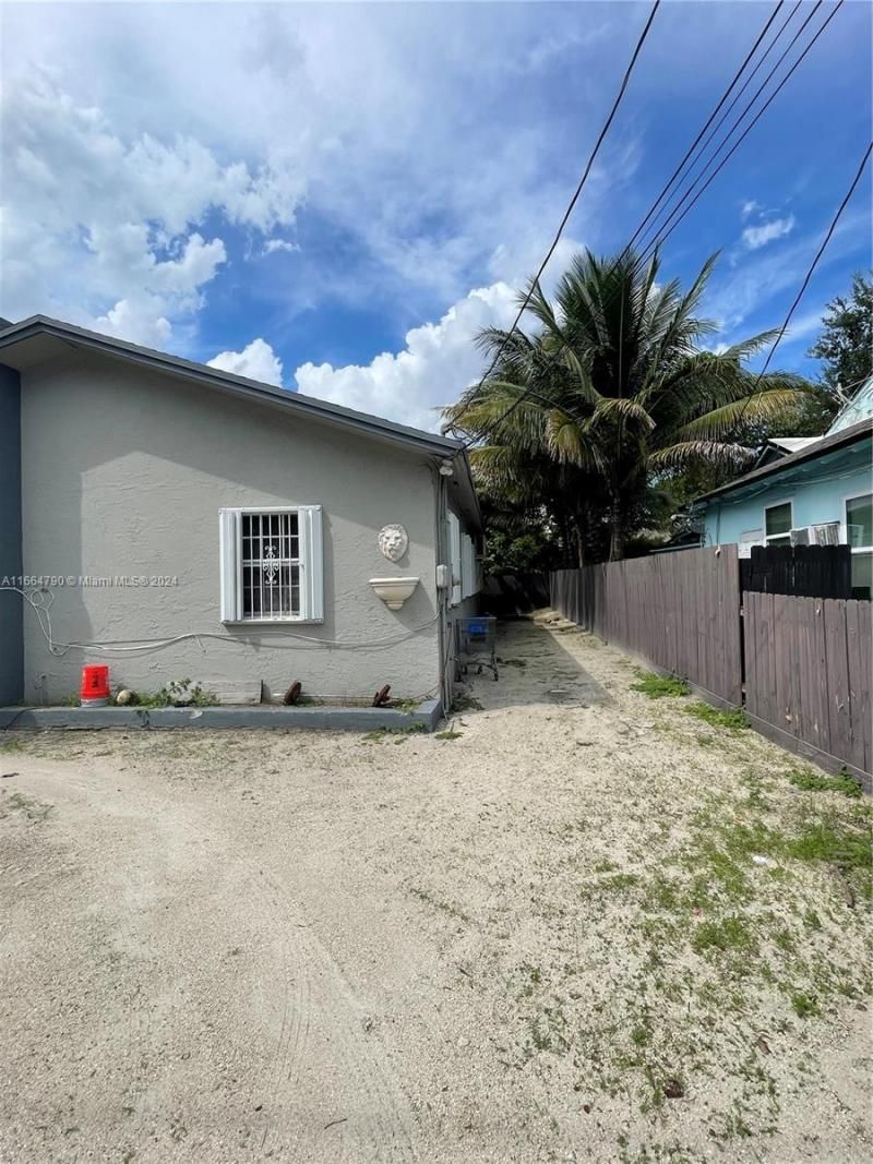 1143 NW 27th St, Miami, FL 33127 Photo