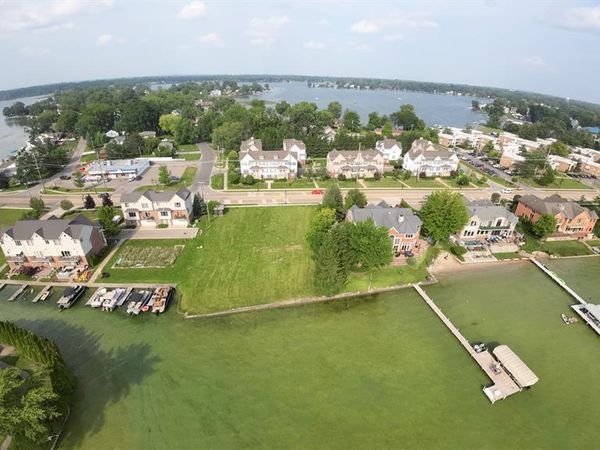 1540 Cass Lake Road, Keego Harbor, MI 48320