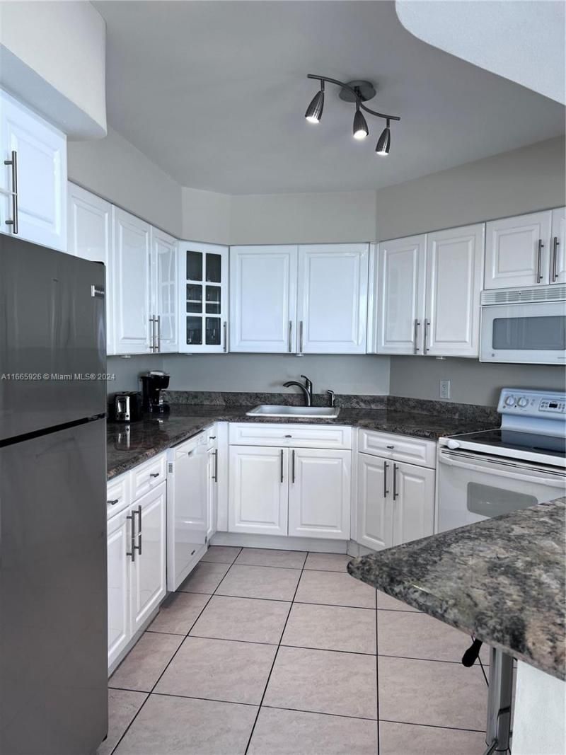 5161 Collins Ave, Unit 405, Miami Beach, FL 33140 Photo