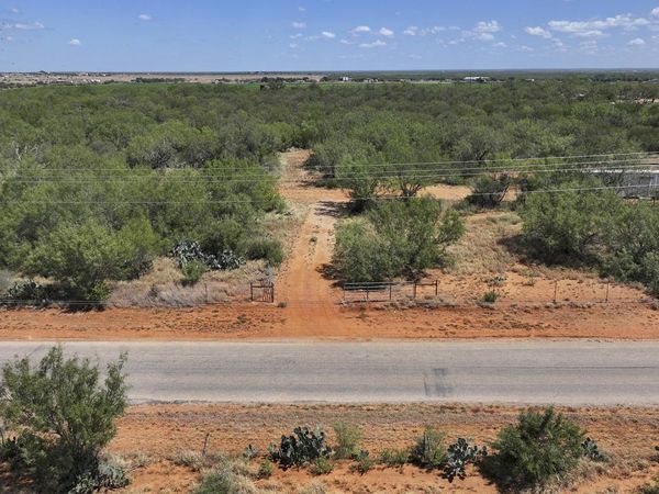 800 County Road 4670, Dilley, TX 78017