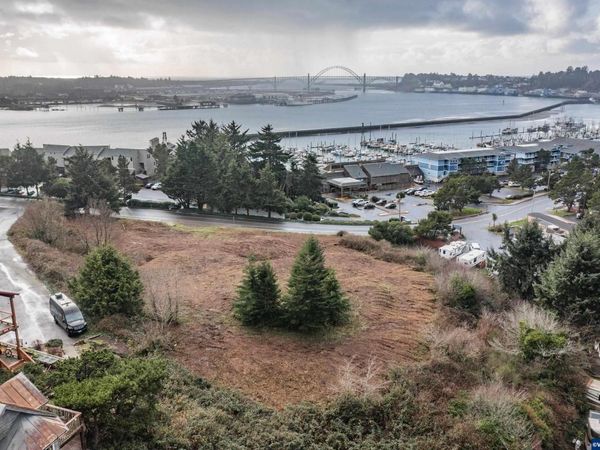 1005 SE Bay Bl, Newport, OR 97365
