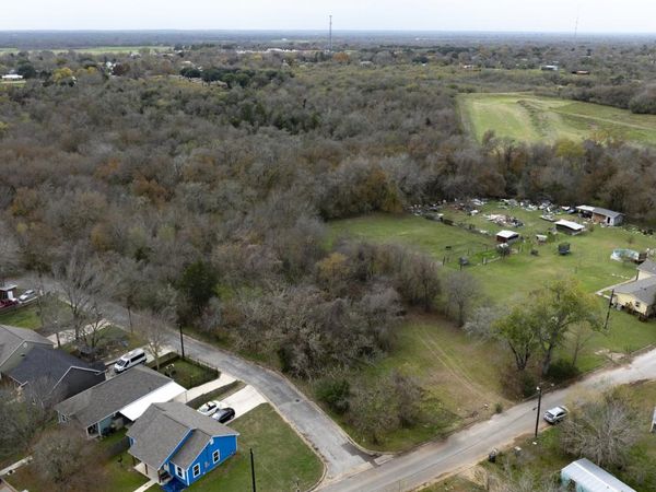 305 W Trinity St, Luling, TX 78648