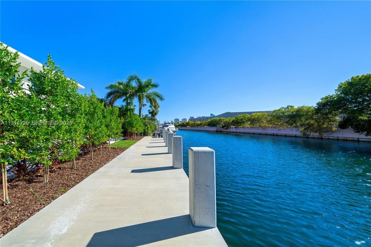 2950 NE 164th St, North Miami Beach, FL 33160 Photo