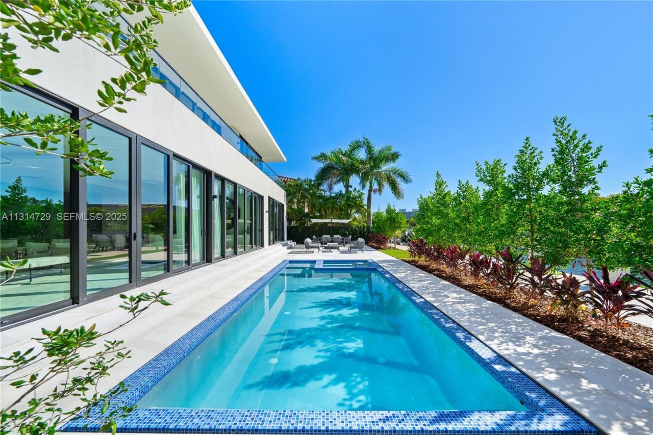 2950 NE 164th St, North Miami Beach, FL 33160 Photo