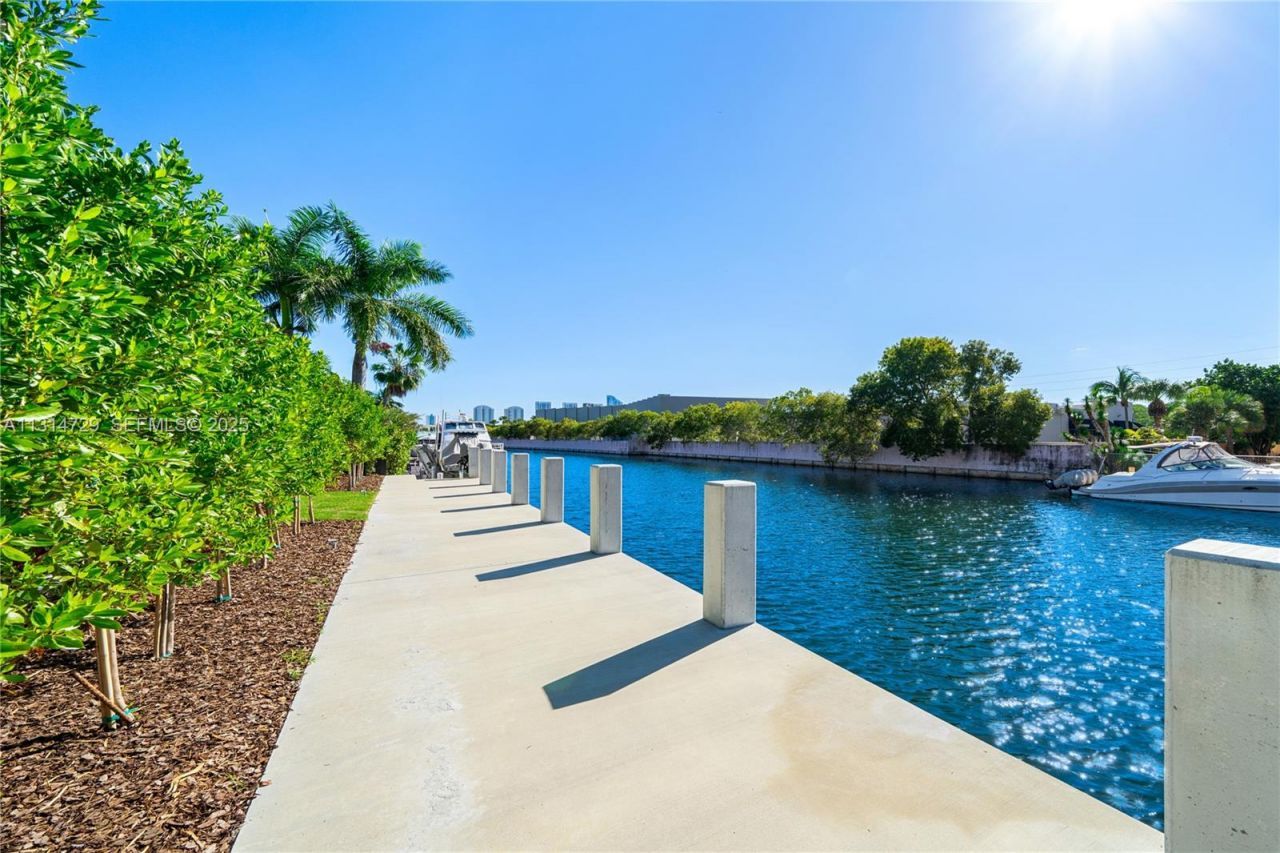 2950 NE 164th St, North Miami Beach, FL 33160 Photo