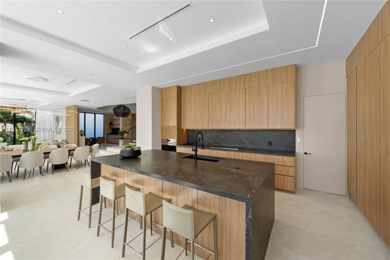 2950 NE 164th St, North Miami Beach, FL 33160 Photo