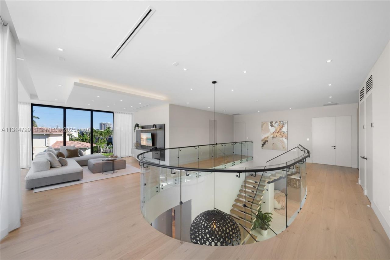 2950 NE 164th St, North Miami Beach, FL 33160 Photo