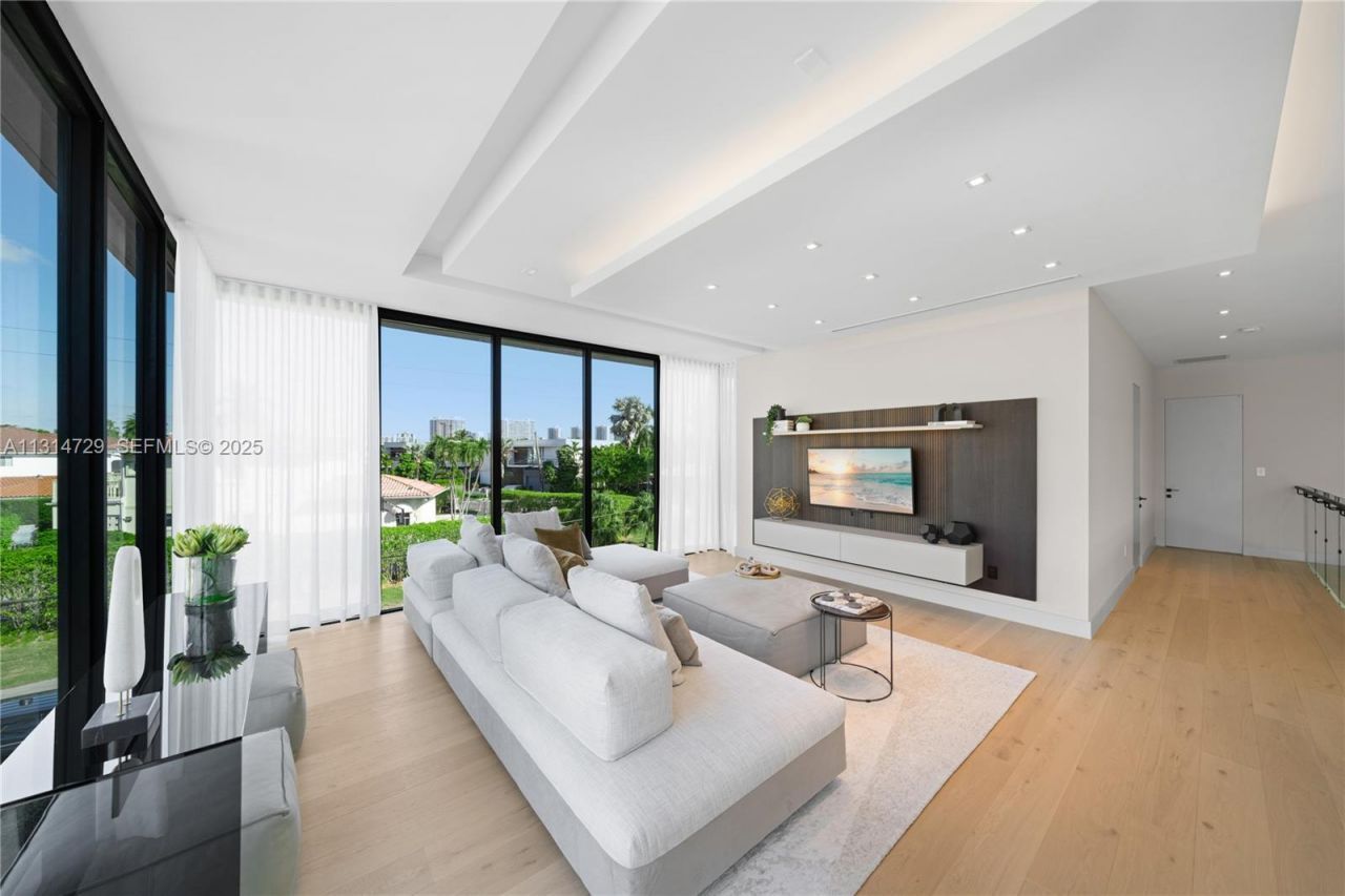 2950 NE 164th St, North Miami Beach, FL 33160 Photo