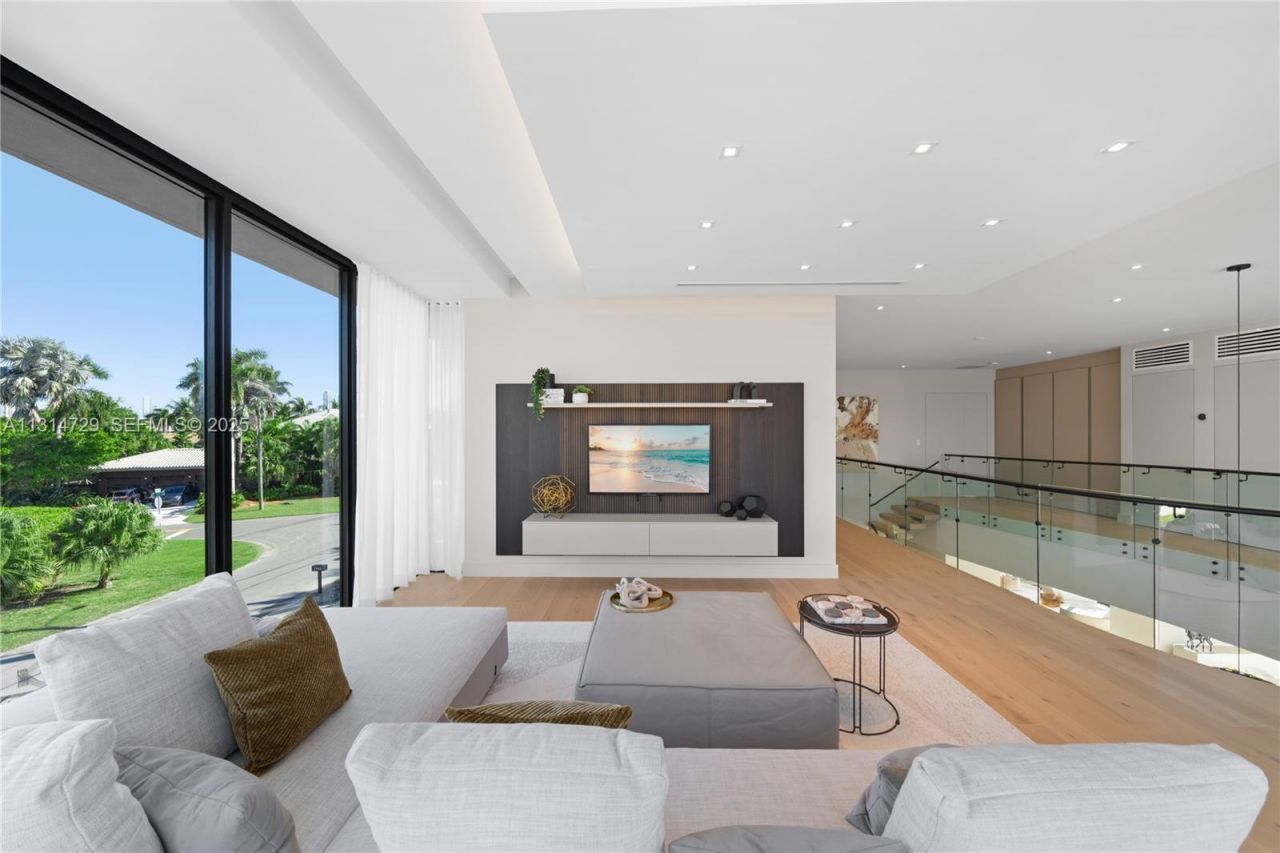 2950 NE 164th St, North Miami Beach, FL 33160 Photo