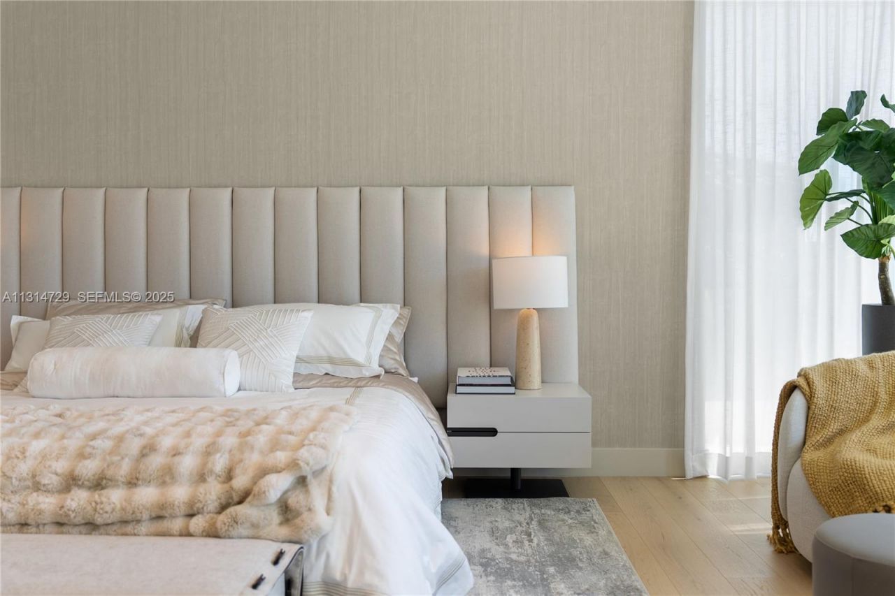 2950 NE 164th St, North Miami Beach, FL 33160 Photo